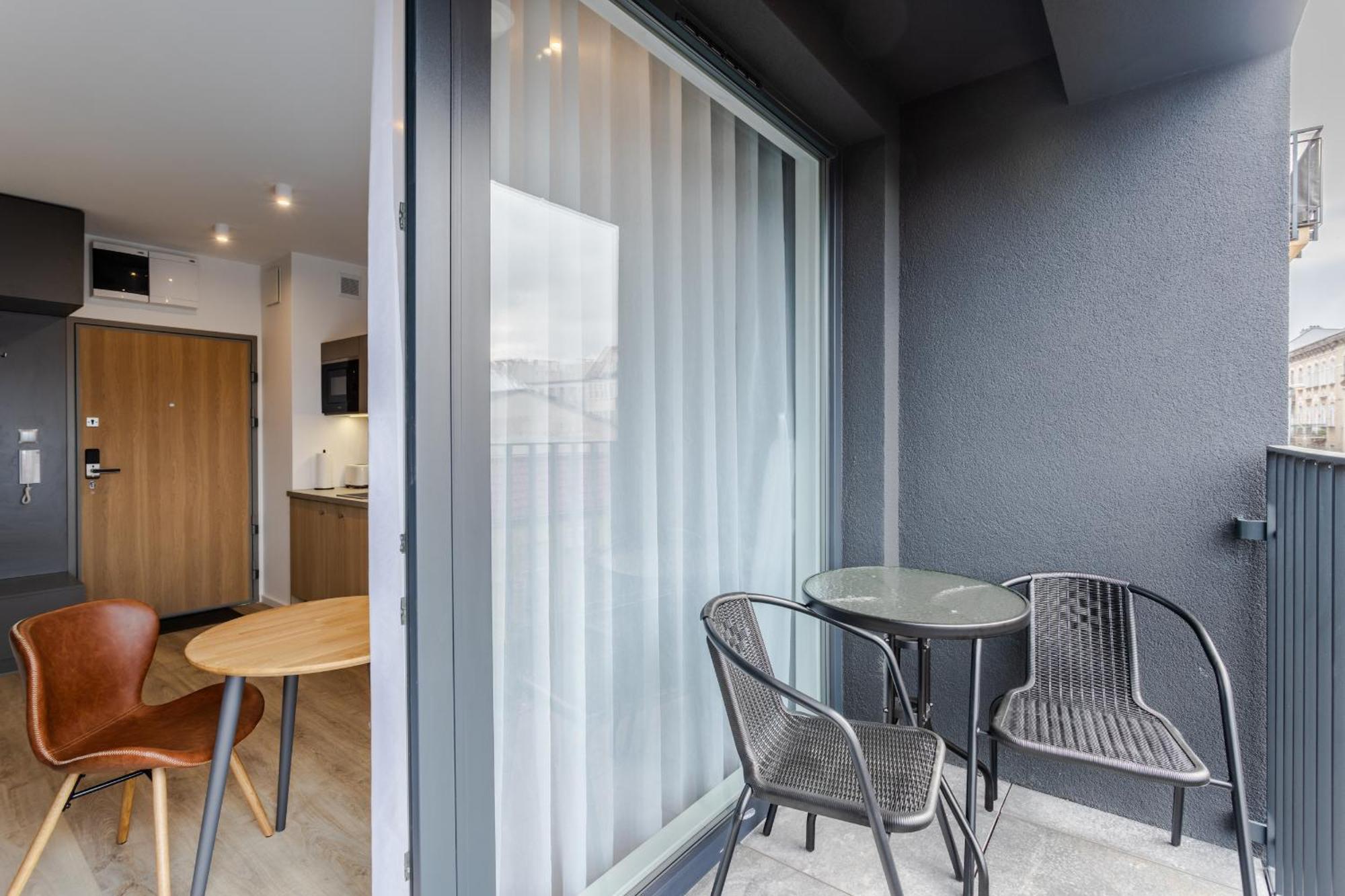 Leilighet Stylowe Very Berry W Poznaniu Z Parkingiem I Balkonem By Renters *